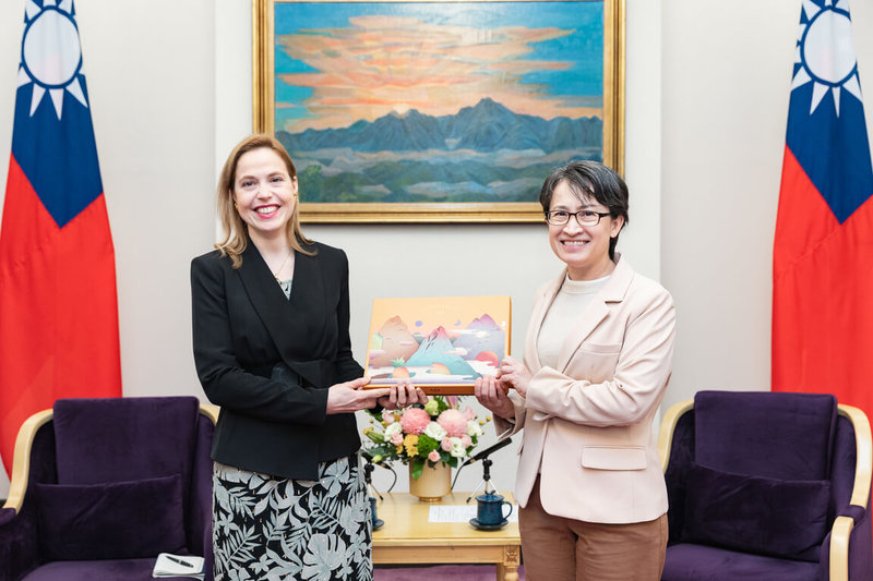 副總統蕭美琴22日上午接見「德國馬歇爾基金會」(GMF)跨大西洋訪問團表示,面對全球地緣政治情勢動盪,台灣與其他民主國家都面臨許多挑戰,期盼透過交流與經驗分享,共同因應全球挑戰。(總統府提供)中央社記者溫貴香傳真 115年1月22日
