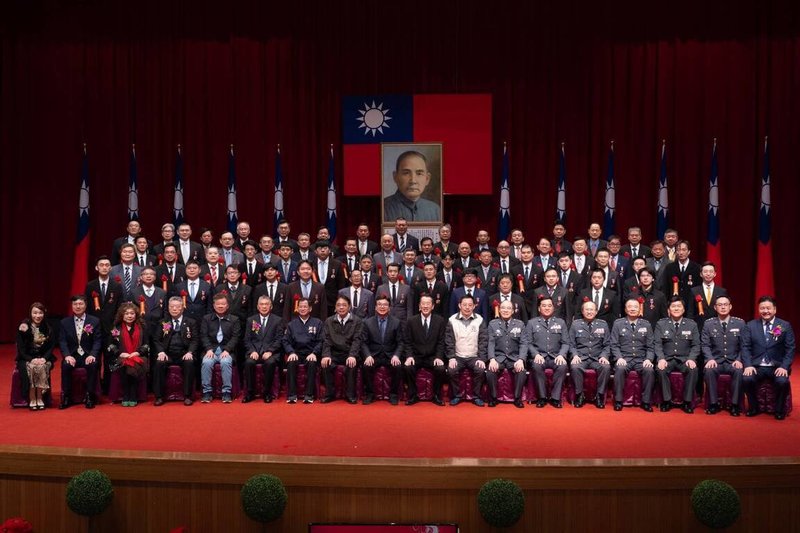 國防部長顧立雄（前坐右9）22日與新北市後備輔導幹部合影。（國防部提供）中央社記者吳書緯傳真　115年1月22日