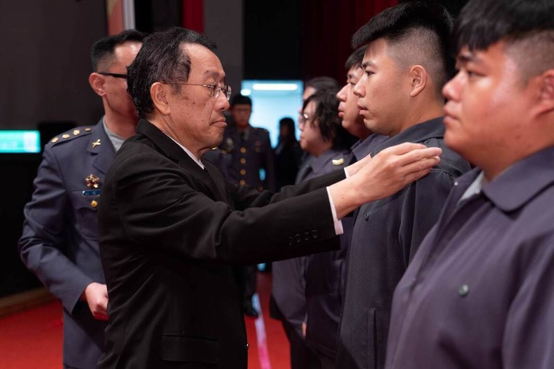 國防部長顧立雄（左）22日為晉任後備軍人授階，肯定在後備事務上的辛勞與傑出表現。（國防部提供）中央社記者吳書緯傳真　115年1月22日