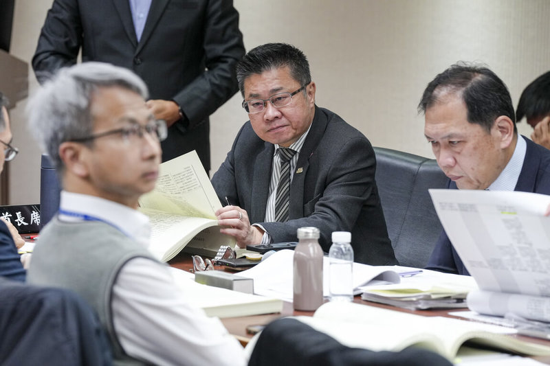 立法院社會福利及衛生環境委員會22日審查「身心障礙者權益保障法部分條文修正草案」等案，衛福部次長呂建德（中）列席備詢。中央社記者鄭清元攝　115年1月22日