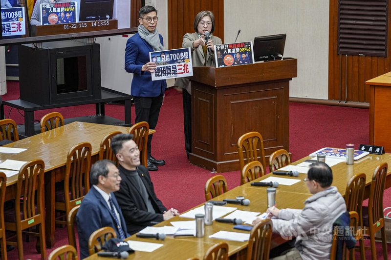 115年度中央政府總預算案持續卡關，國民黨與民眾黨團提出115年總預算案新興計畫動支案並在22日進行朝野協商，民進黨立委陳培瑜（講台右）、鍾佳濱（講台左）發言時批國民黨、民眾黨只象徵性放行總預算案的2.4%，必須趕快將總預算案交付審議。中央社記者鄭清元攝　115年1月22日