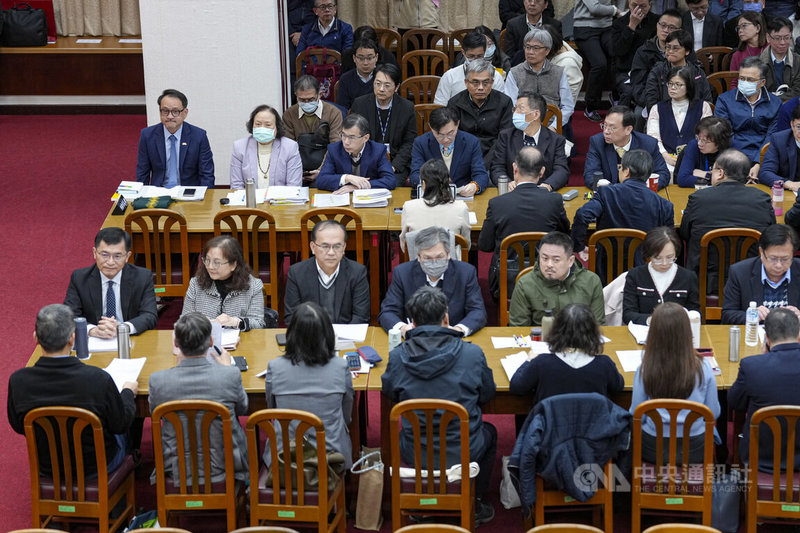 115年度中央政府總預算案持續卡關，國民黨與民眾黨團提出115年總預算案新興計畫動支案並在22日進行朝野協商，行政院副秘書長阮昭雄（1排左1）、行政院主計總處主計長陳淑姿（1排左2）等人列席備詢。中央社記者鄭清元攝　115年1月22日