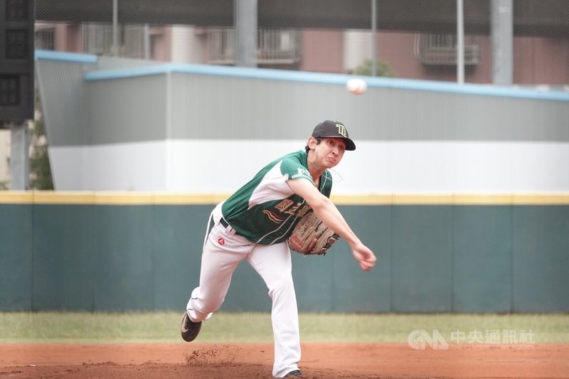 114學年度大專棒球聯賽（公開一級）國立體大雷皓博（圖）22日儘管狀況不佳，但備妥「小抄」仍投出6局優質先發，助隊以3比1擊敗台灣體大、連2屆闖進冠軍戰。中央社記者謝靜雯攝 115年1月22日