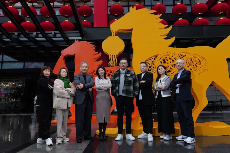 新光三越副董事長兼總經理吳昕陽（右4）22日表示，115年新光三越將從4面向升級，包括實體通路提升、數位體驗提升、生態圈經營升級、永續治理升級，朝千億業績目標前進。（新光三越提供）中央社記者曾智怡傳真 115年1月22日