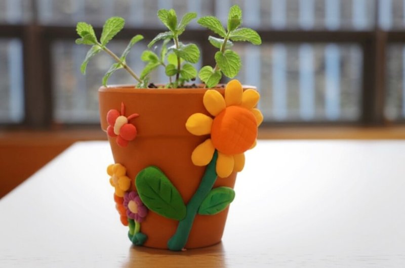 新北市立十三行博物館為自閉症家庭設計的「早安博物館」服務升級，從每月一次擴大為每週日舉行，同時首創「十三樂音香草療癒所」提供音樂引導與香草手作課程。圖為館方帶領親子製作四季香草花盆。（十三行博物館提供）中央社記者曹亞沿傳真  115年1月22日