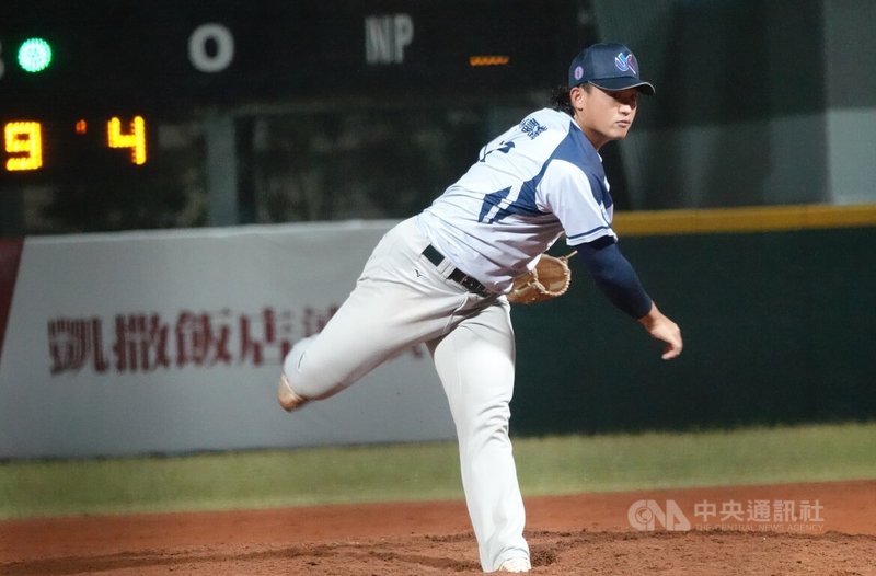 114學年度大專棒球聯賽（公開一級）4強戰，台北市大投手范振宸（圖）22日中繼5局穩住局面，成功率隊以9比7擊敗台東大學、晉級冠軍戰。中央社記者謝靜雯攝　115年1月22日