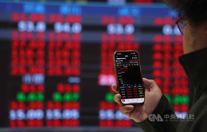 台北股市22日開高走高，收盤漲499.71點，為31746.08點，漲幅1.60%，成交金額新台幣7910.28億元。加權指數開盤為31371.13點，盤中最高31890.62點，最低31371.13點；不含金融股指數28279.78點，漲483.74點。中央社記者張新偉攝 115年1月22日