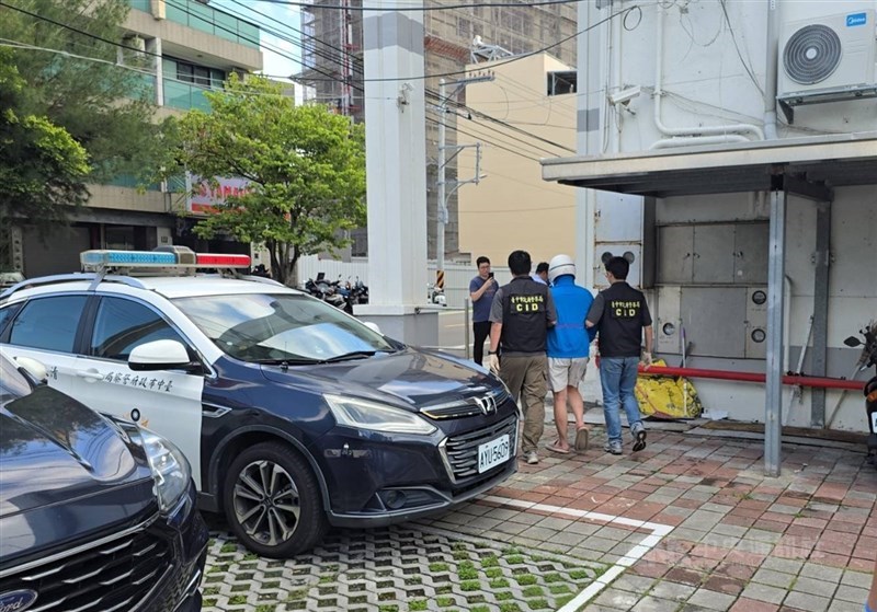 吳姓男子（前中）民國114年9月間，前往台中梧棲區某KTV消費，要離開店家時，與店外的另名顧客曾男互看不順眼，雙方起口角衝突，吳男開槍將曾男擊斃，被檢方依殺人等罪起訴。（中央社檔案照片）