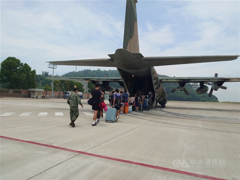 圖為空軍C-130運輸機協運旅客。（中央社檔案照片）