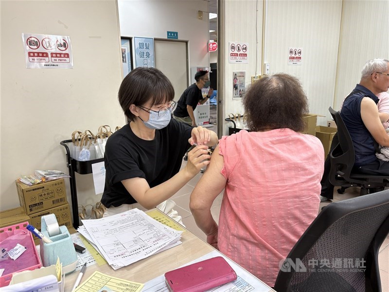台南市政府自購1900劑流感疫苗，26日起開放出生6個月以上非公費對象市民在37區衛生所免掛號費接種。（中央社檔案照片）