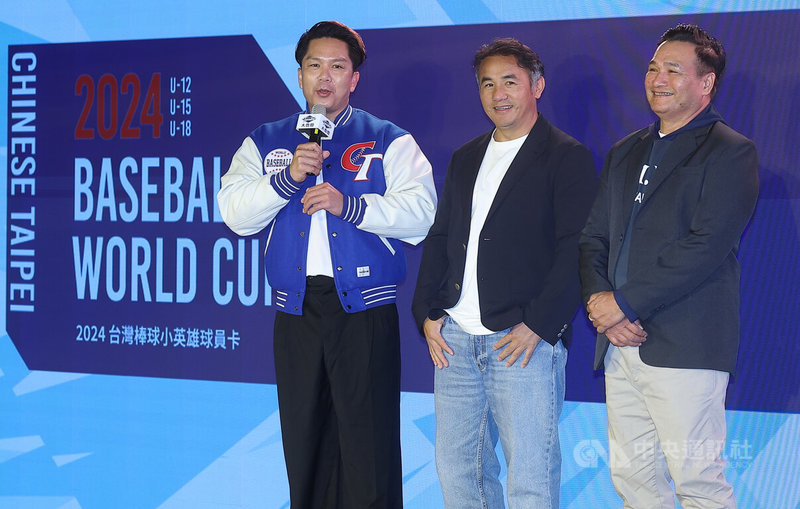 中華民國棒球協會與大魯閣、陳重光文教基金會，22日在台北舉辦「台灣棒球小英雄球員卡」發布記者會，中華職棒退役球星周思齊（左起）、張泰山、黃忠義出席與會，傳承經驗。中央社記者謝佳璋攝  115年1月22日