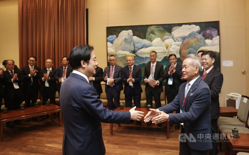 總統賴清德（前左）22日在總統府接見社團法人中華民國工業協進會成員，與理事長葉政彥（前右）握手致意。中央社記者王飛華攝　115年1月22日