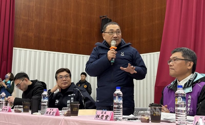新北市行動治理座談會22日前進汐止區舉辦，市長侯友宜（右2）致詞表示，115年新北市29區區公所預算皆大幅增長，其中汐止區增加約新台幣1.06億元，著重在基礎建設。中央社記者曹亞沿攝　115年1月22日