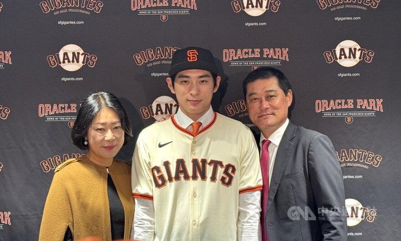 效力巨人的韓國球星李政厚（中）21日入境美國遭短暫拘留後放行，事件引發關注。圖為李政厚加盟巨人的記者會，攝於2023年12月15日。中央社記者張欣瑜舊金山攝　115年1月22日