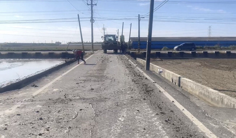 屏東縣部分農耕機具未妥善清洗就駛進道路，造成泥塊污染路面，已違反廢棄物清理法規定，最高可處新台幣6000元罰鍰。（屏東縣環保局提供）中央社記者李卉婷傳真　115年1月22日