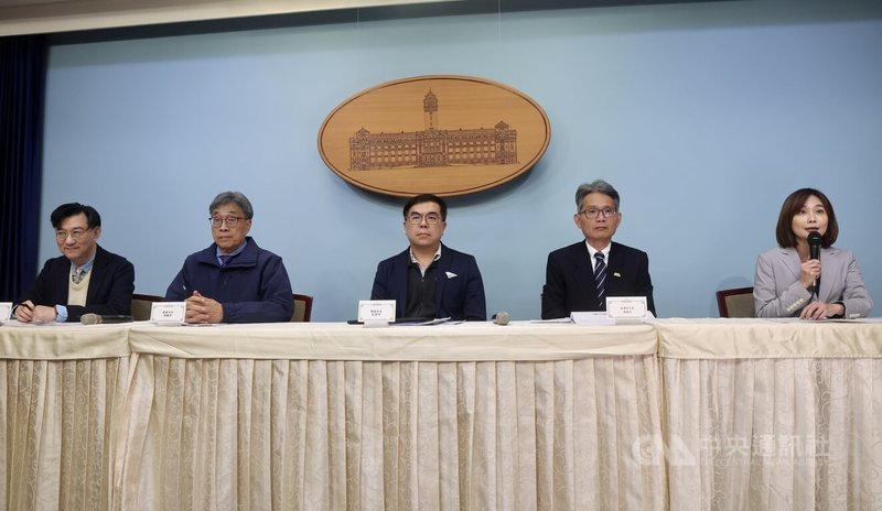 國家氣候變遷對策委員會第6次委員會議22日下午在總統府舉行，晚間召開會後記者會，由總統府發言人郭雅慧（右起）、經濟部次長賴建信、環境部長彭啓明、農業部長陳駿季、內政部次長董建宏出席說明會議重點。中央社記者張皓安攝　115年1月22日