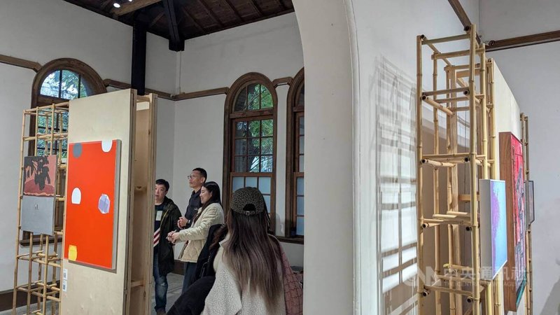 香港當代畫廊PHD集團創辦人慕佩霖與張伊婷共同發起首屆「藝軒」(PAVILION)展會,在日式歷史建築大院子中打造當代藝術派對,展牆並特別加入竹結構,預計3月將移師香港舉行。中央社記者王寶兒攝 115年1月22日