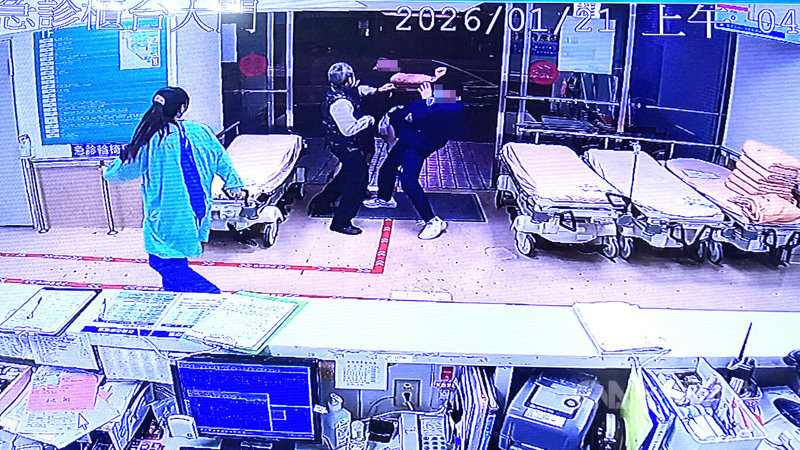 林姓男子（右2）21日凌晨因受傷，被救護車送到台中澄清醫院中港分院，他因不願接受治療欲離院，1名男護理師（右）上前勸阻，林男卻揮拳毆打對方，致腦震盪等傷害，被依違反醫療法等罪送辦。（翻攝照片）中央社記者蘇木春傳真　115年1月22日