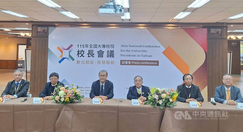 115年全國大專校院校長會議22日在屏科大舉行，教育部長鄭英耀（左3）與大專校院5大協會、協進會代表共同舉行記者會，鄭英耀指出，論文發表不應太在意量化指標。中央社記者許秩維攝　115年1月22日