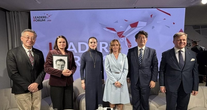 臺灣民主基金會21日於瑞士達沃斯舉辦國際會議，中研院政治學研究所所長吳重禮（左1）、白俄羅斯權力移交協調委員會主席季哈諾夫斯卡婭（左2）、烏克蘭公民自由中心主席馬特維丘克（左3）、烏克蘭雅爾塔歐洲戰略執行長科瓦丘克（右3）、臺灣民主基金會副執行長盧業中（右2）、民主社群秘書長艾德梅納斯（右1）合影。（臺灣民主基金會提供）中央社記者吳書緯傳真 115年1月22日