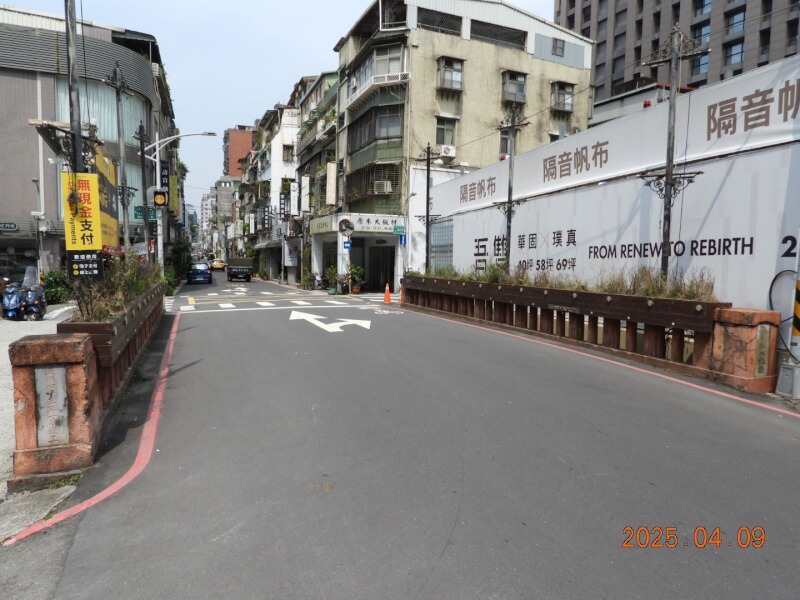 隨著都更建案興建,「信義路八號橋」下方河道已被覆蓋遮蔽。(圖取自台北市橋涵管理系統網頁bridge.nco.taipei)