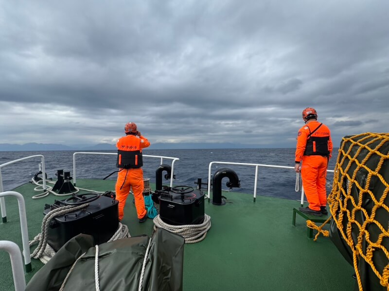 圖為海巡署11日持續於事故海域與岸際配合國軍及各搜救單位搜尋。（海巡署艦隊分署第六海巡隊提供）
