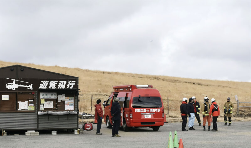 兩名台灣遊客本週乘坐日本觀光直升機期間在熊本縣阿蘇市失聯。圖為20日消防人員進行搜救。（共同社）