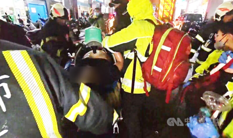 基隆市消防局小隊長詹能傑在樂利三街民宅火警搜救時不幸殉職。詹能傑在火場救人時，將面罩給予女受困者，但疑因吸入過量濃煙，英勇殉職。（翻攝照片）中央社記者王鴻國傳真 115年1月22日