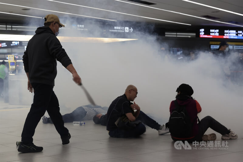 危安演練模擬歹徒丟擲煙霧彈後，於地下3樓共構區內無差別攻擊民眾，過程逼真。中央社記者吳家昇攝　115年1月22日