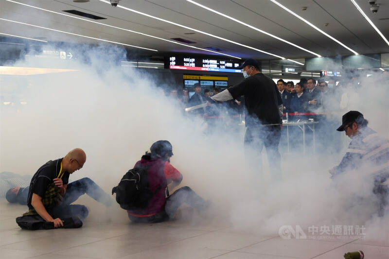 危安實兵演習模擬歹徒在車站票口投擲汽油彈及煙霧彈，並意圖攻擊民眾等場景，現場一度煙霧瀰漫，相當逼真。中央社記者吳家昇攝　115年1月22日