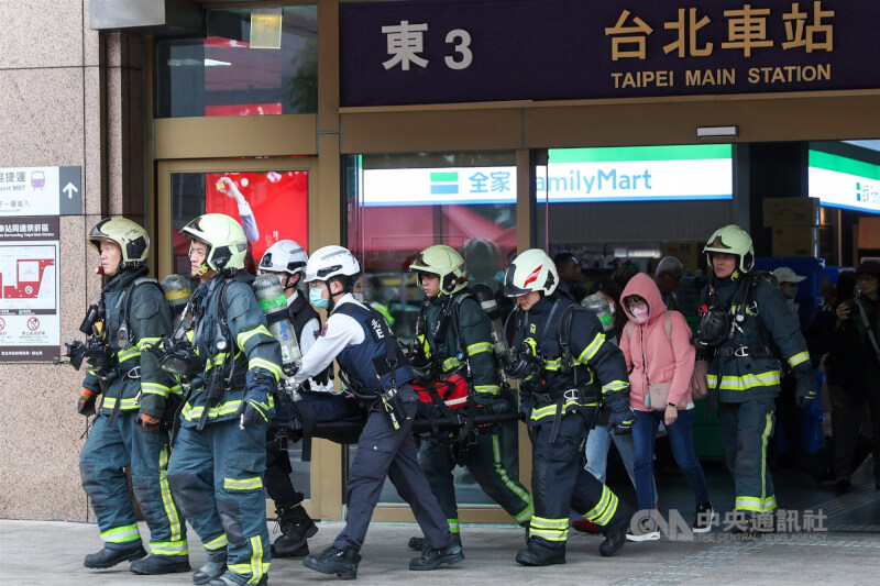 危安演練模擬多名歹徒攻擊事件導致大量傷亡，消防動員協助把傷者送至地面層急救。中央社記者吳家昇攝　115年1月22日