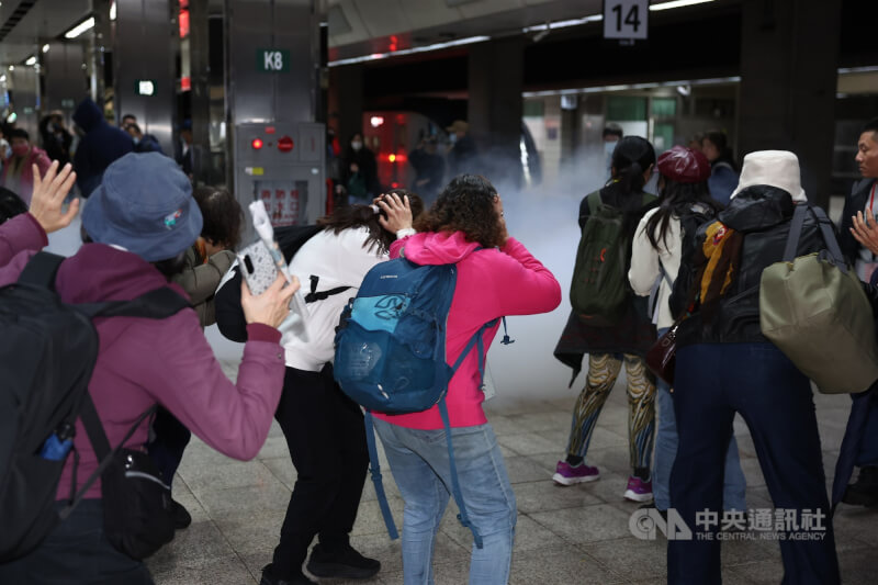 危安演練模擬歹徒於台鐵月台層丟擲煙霧彈後，再攜帶爆裂物逃竄至地下街區，引發民眾恐慌。中央社記者王騰毅攝  115年1月22日