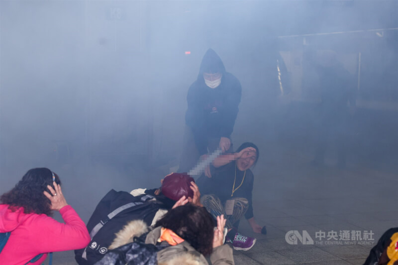 危安實兵演習22日模擬歹徒於台鐵月台層丟擲煙霧彈，並以刀械壓制民眾等狀況。中央社記者王騰毅攝　115年1月22日