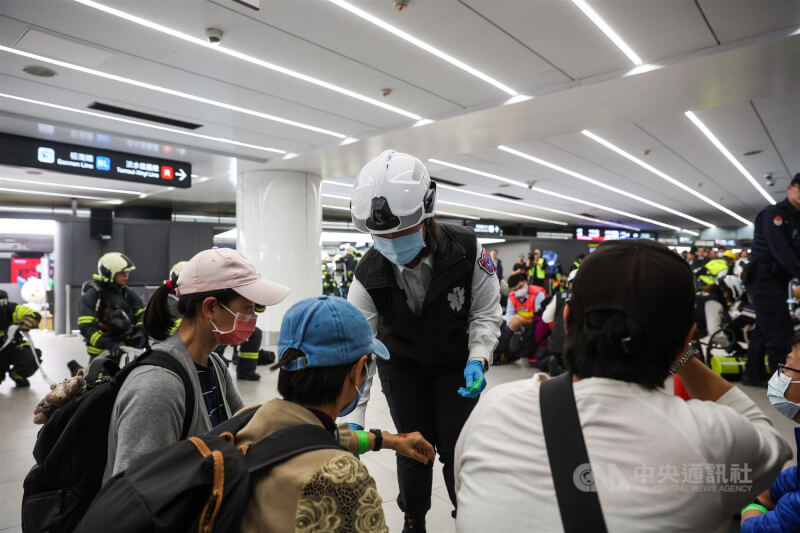 危安演練模擬歹徒在車站進行無差別攻擊導致大量傷亡，救護人員趕赴現場進行檢傷分類與緊急救治。中央社記者吳家昇攝　115年1月22日