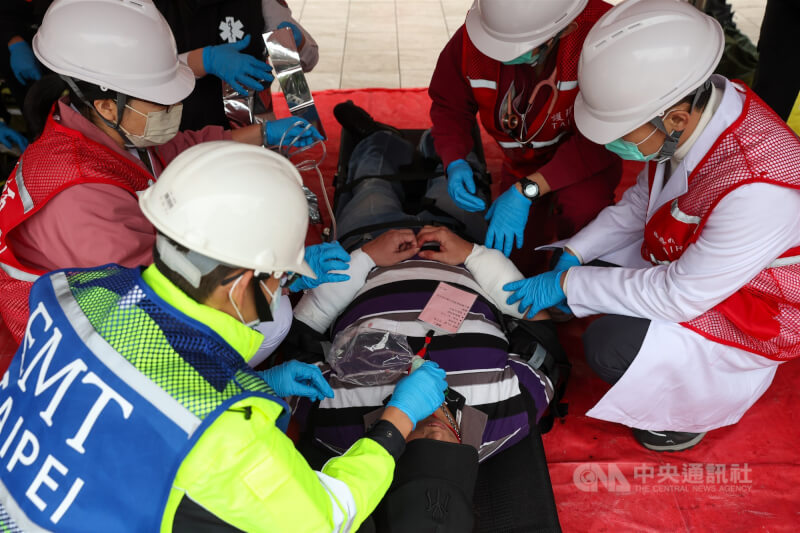 危安演練模擬情境包含歹徒攻擊造成大量傷亡，救護人員到場依傷者傷勢進行急救。中央社記者吳家昇攝　115年1月22日