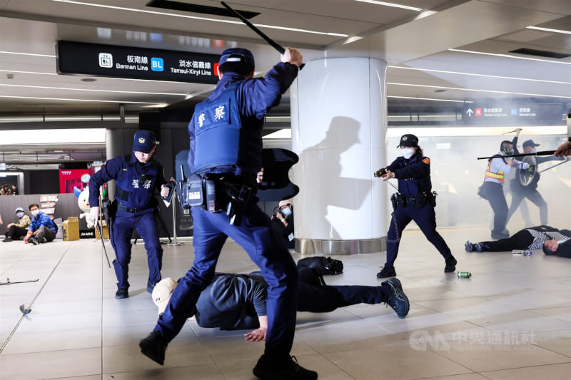 危安演練模擬歹徒逃竄至三鐵共構區的應變處置。歹徒在台鐵、高鐵及捷運剪票口交會處無差別攻擊，警方快速行動壓制歹徒。中央社記者吳家昇攝 115年1月22日