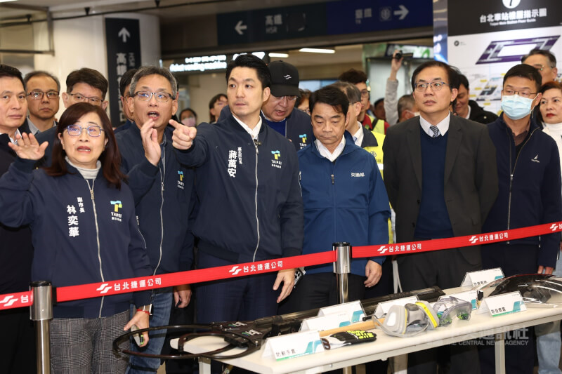 台北車站特定區「無差別攻擊危安實兵演習」22日登場，台北市長蔣萬安（前左3）到場視察。中央社記者王騰毅攝  115年1月22日