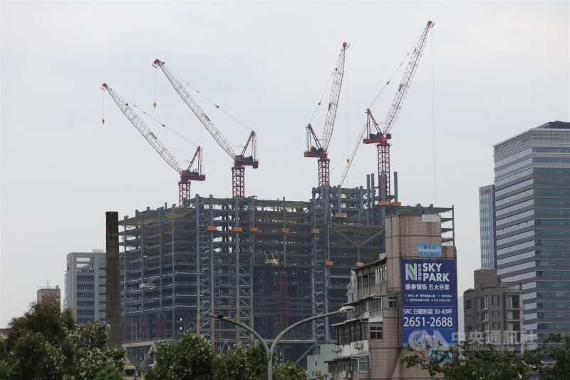 圖為台北市南港區興建中的建案。（中央社檔案照片）