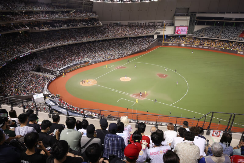 圖為台北大巨蛋舉辦中華職棒比賽。（中央社檔案照片）