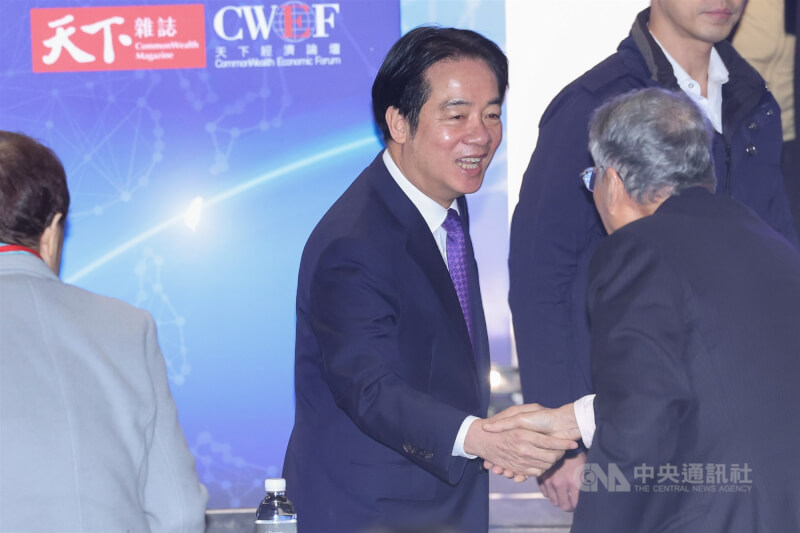 總統賴清德（中）22日上午在台北晶華酒店出席2026 天下經濟論壇，和與會學者一一握手致意。中央社記者吳家昇攝　115年1月22日