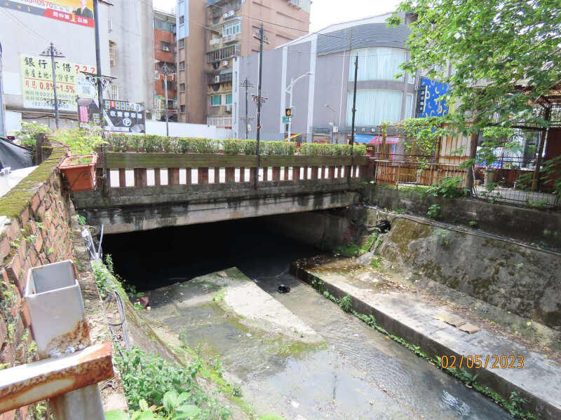 信義路八號橋位於台北市文昌街，2023年之前可見到橋下水道。（圖取自台北市橋涵管理系統網頁bridge.nco.taipei）