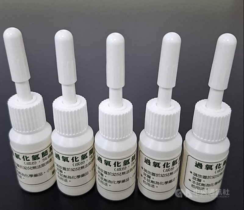 新竹市政府表示，為守護春節期間的飲食安全，即日起可至竹市衛生局及各區衛生所免費領取「食品安全簡易試劑」，針對常見於豆製品及其他加工食品中的「過氧化氫」，提供民眾居家檢測試劑，吃得更安心。限量600份。中央社記者魯鋼駿攝　115年1月22日