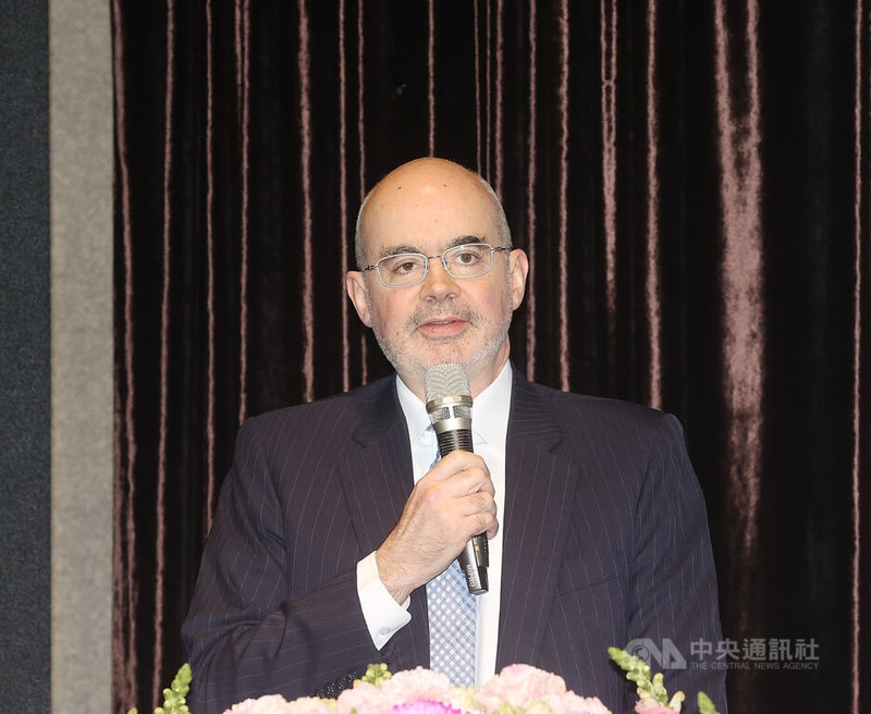 國防院22日舉辦「強化國防投資與國家整體發展」講座，邀請AIT處長谷立言專題演講。谷立言表示，美台的國防與科技夥伴關係，不僅能提升台灣自我防衛能力，還能擴大台灣製造量能、創造就業。中央社記者郭日曉攝 115年1月22日