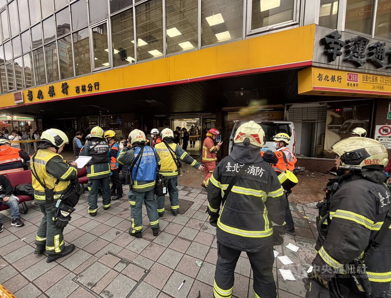 一輛三立電視台採訪車23日下午突然失控撞進台北市中山區的彰化銀行吉林分行內，大批警消獲報趕往現場處理，事發現場周邊已先拉起封鎖線。（翻攝照片）中央社記者黃麗芸傳真　115年1月23日