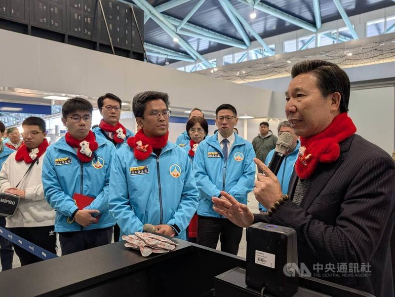 金門縣政府23日在金門港旅運中心舉辦縣長就職3週年活動，因旅運中心將於2月3日試營運，縣長陳福海（右）也視察現場環境是否仍有需要改善的部分。中央社記者吳玟嶸攝　115年1月23日