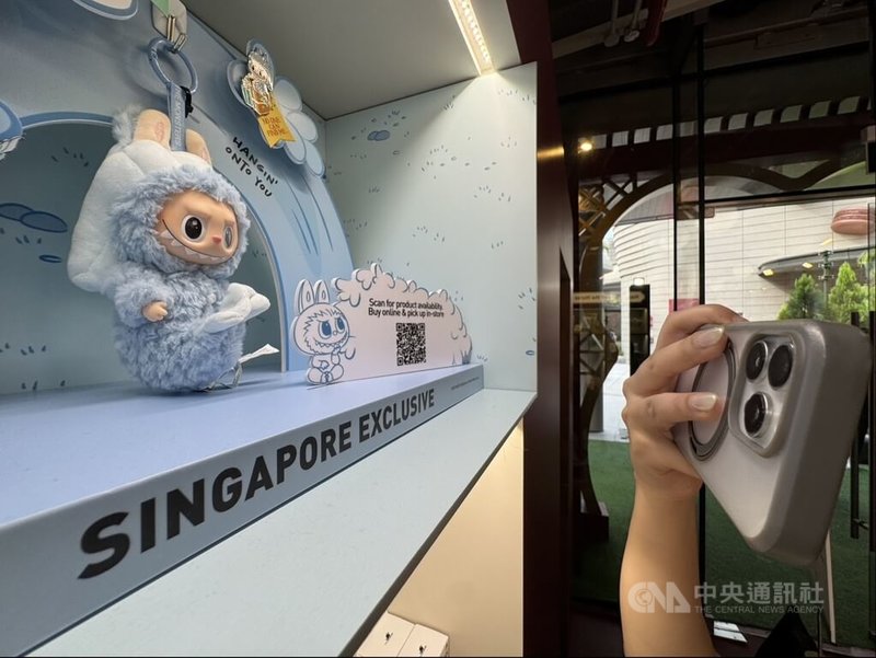 近年爆紅的中國潮玩製造商泡泡瑪特(POP MART)布局東南亞等市場,在新加坡推出魚尾獅造型商品,吸引青年族群與觀光客購買。圖為聖淘沙一處商店。中央社記者吳昇鴻新加坡攝 115年1月23日