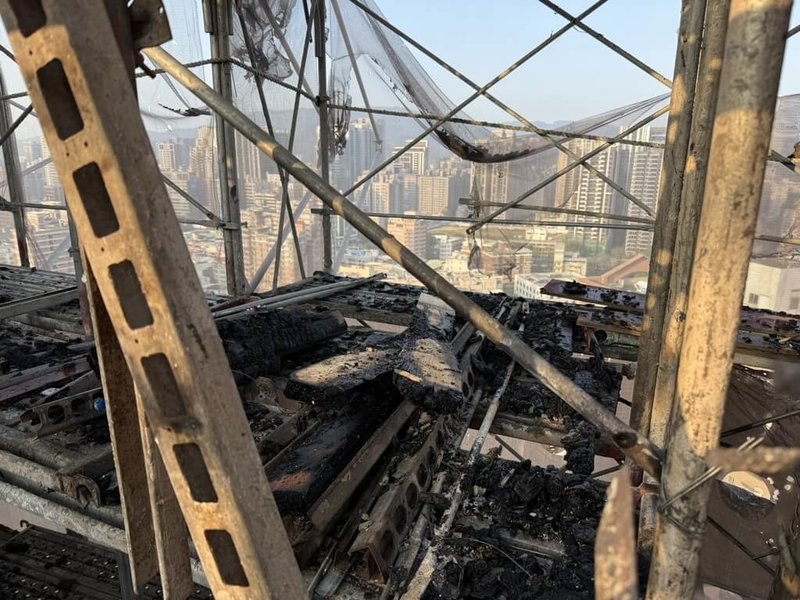 高雄市鼓山區一處大樓工地23日凌晨發生火警，起火位置位於建築物26樓，幸未造成人員傷亡，工務局勒令停工並擴大聯合稽查。（高雄市工務局提供）中央社記者林巧璉傳真　115年1月23日