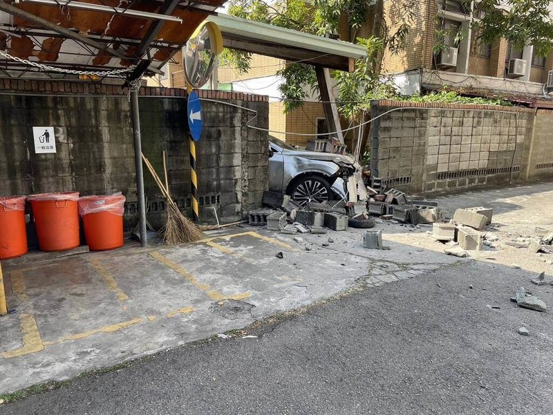 國民黨台中市黨部停車場圍牆23日被1輛自小客車撞穿，波及一牆之隔的台中市政府都市發展局。（民眾提供）中央社記者郝雪卿傳真  115年1月23日