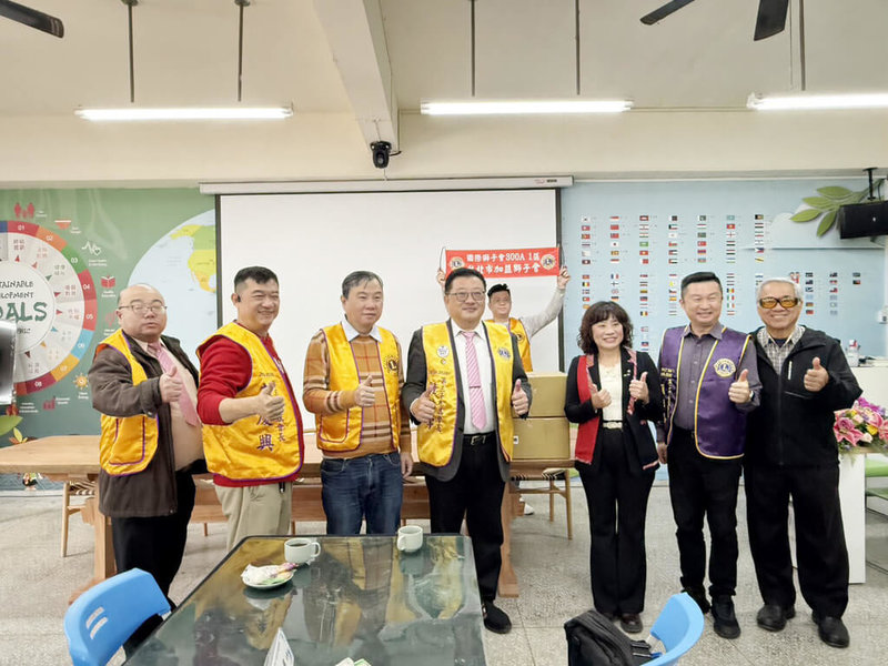 民進黨立委陳瑩23日委託父親、前台東縣長陳建年（右1），陪同國際獅子會300A1區台北市加盟獅子會，捐助經費給台東3所國中棒球隊，每校各新台幣10萬元，作為訓練及比賽經費。（陳瑩國會辦公室提供）中央社記者盧太城傳真　115年1月23日