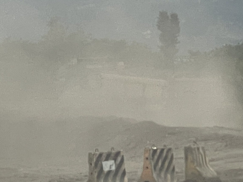 台東縣政府目前正在進行太平溪疏濬工程，但砂石車導致社區大量揚塵，嚴重影響生活品質，引發居民抗議，指「幾乎天天都在吃灰塵」。（民眾提供）中央社記者盧太城傳真　115年1月23日